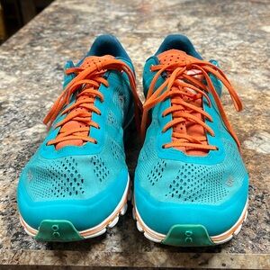 OC Cloud Flow sneakers.  Size 8-womens